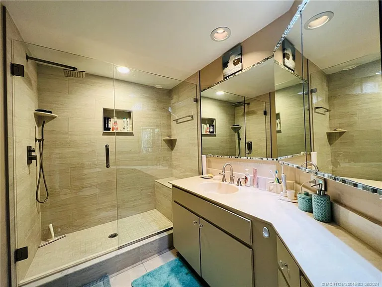 221 NE Plantation Rd #215 — Photo 36