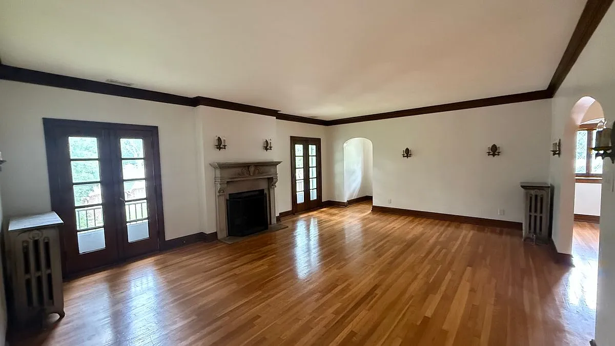 2 bed, 1.0 bath, 2134 sqft, $1,800 — Photo 1