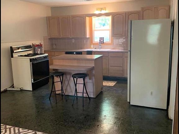 3rd image of 215 1/2 Harrington Ave