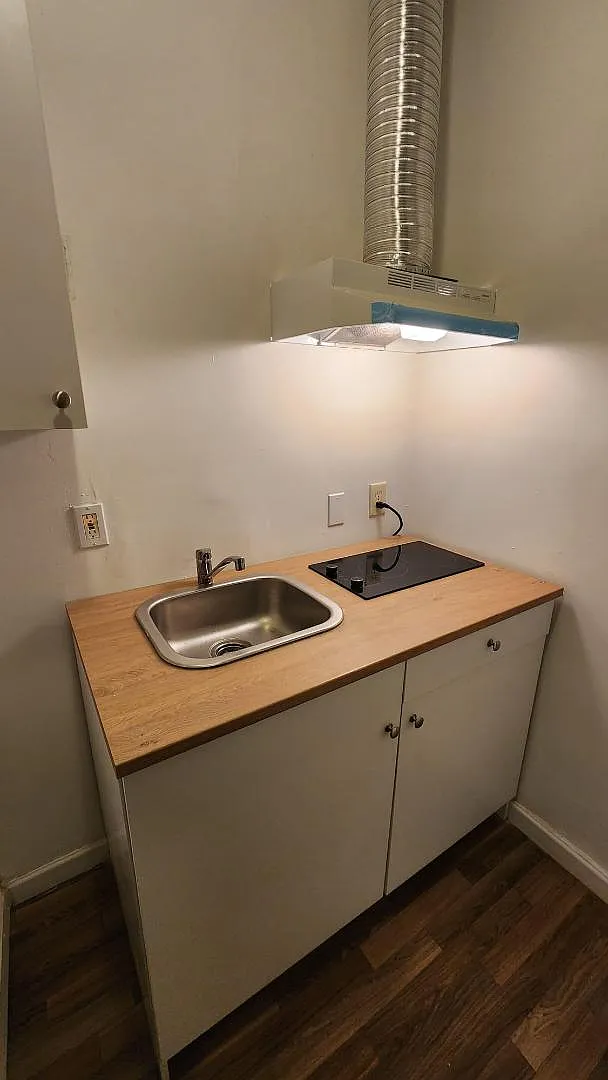 Unit Photo - 550 Roxbury Dr