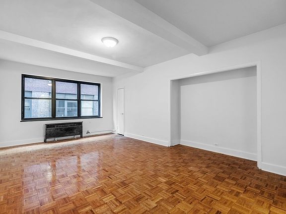4th image of 307 E 44th St APT 819