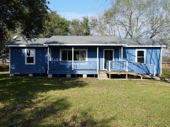 1003 Trochta St, El Campo, TX 77437