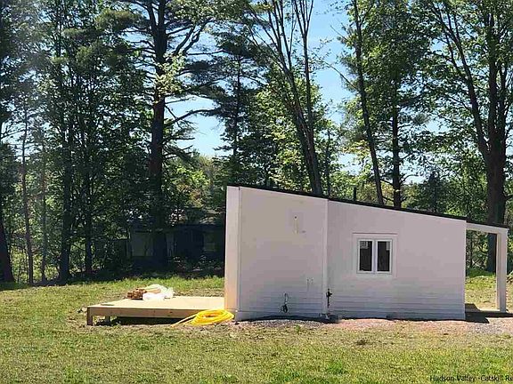 5th image of 26 Pine Ln