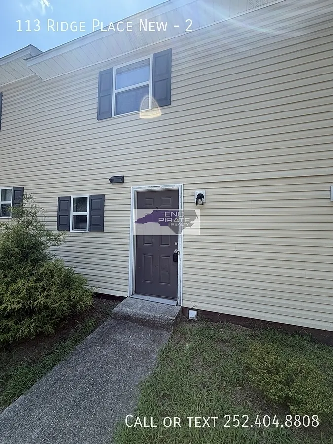2 bed, 1.5 bath, $900 — Photo 1