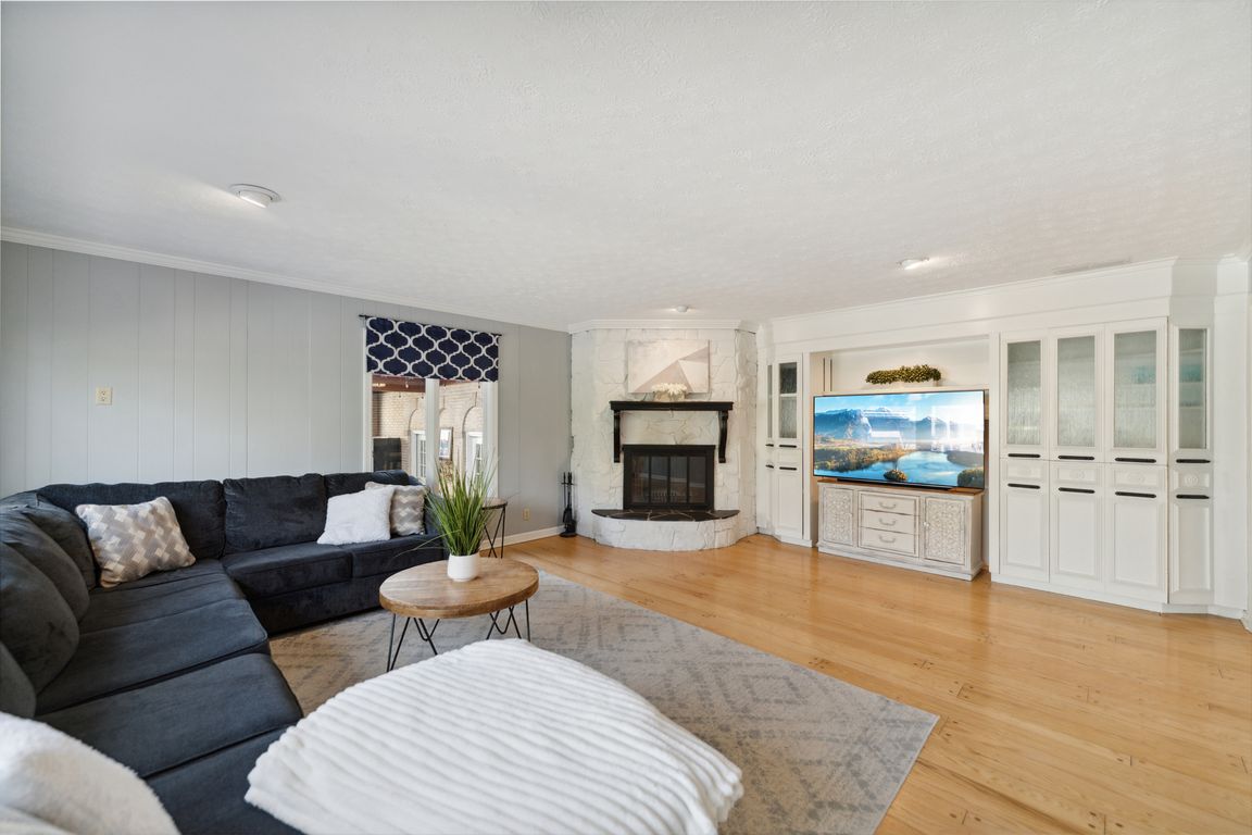 Orchard Hill Dr-2404-006.jpg