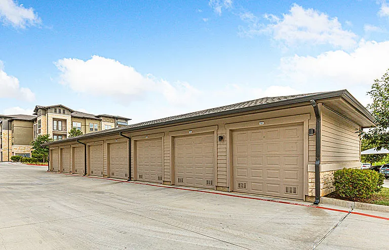 Hickory Creek Ranch Apartments — Photo 29