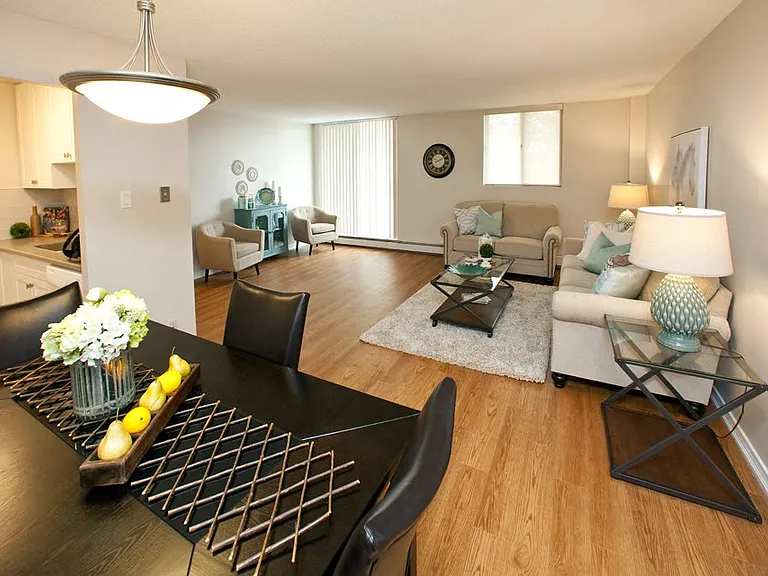 420 Wellington St — Photo 4