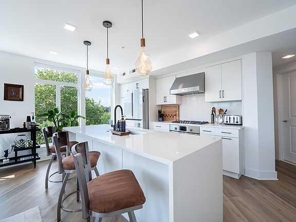 5th image of 701 N Henry St #400