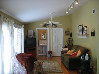 4th image of 145 Arbutus Ave