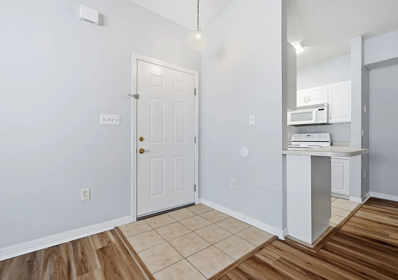 Charming Unit Close to the Pool! — Photo 3