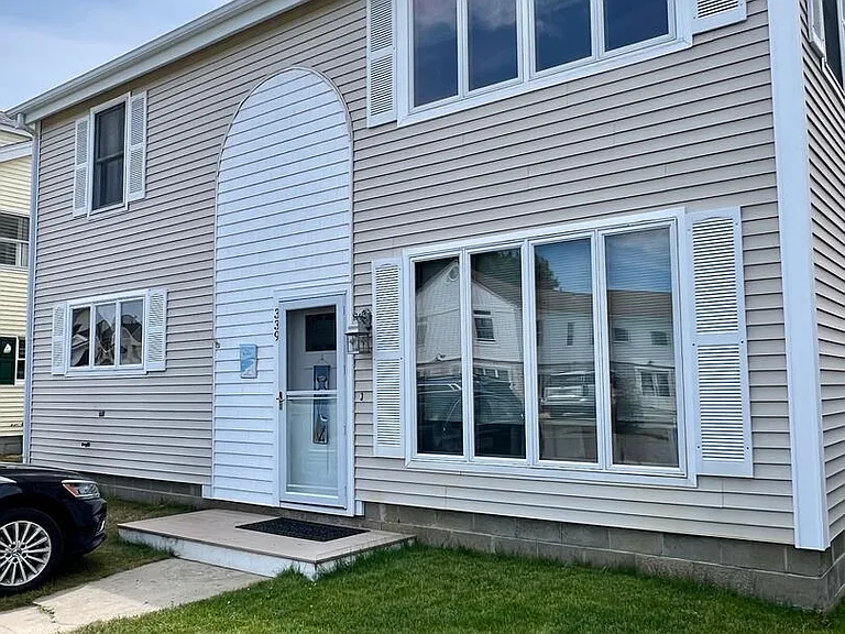 339 Woodstock St — Photo 1