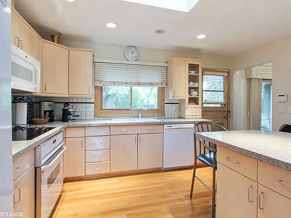 3rd image of 263 Sherwood Dr