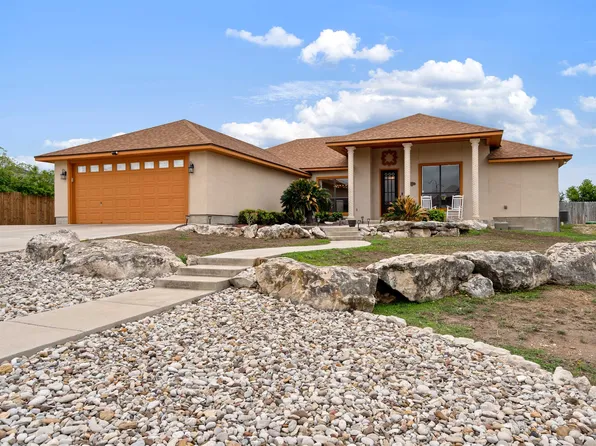 105 La Paloma Dr, Del Rio, TX 78840