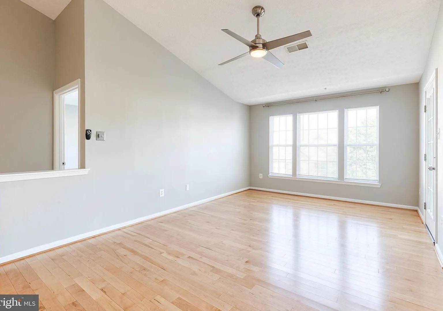 Gorgeous 2bd 2bth Penthouse Condo Completely Updated & Ready To Move In! — Photo 4