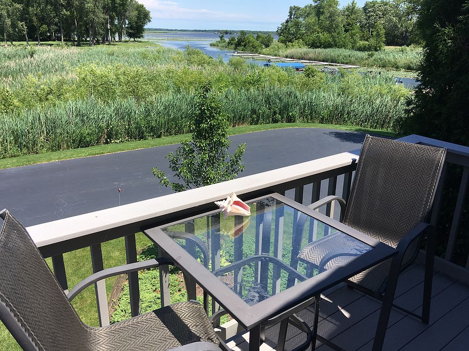 Balcony overlooking Grass Lk