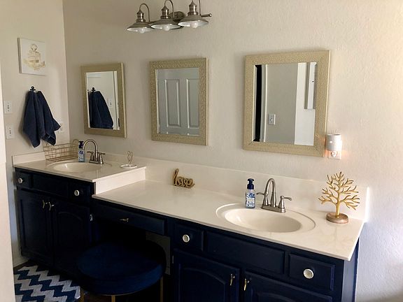 Double sink w/seating area 