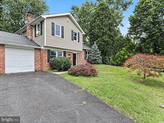 4th image of 821 Sweetbriar Dr