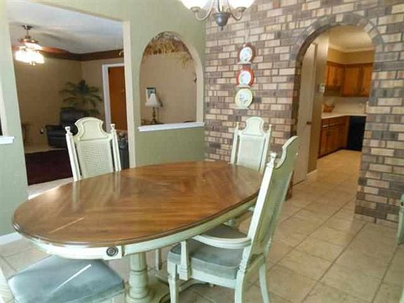 5th image of 204 Countrywood Cir