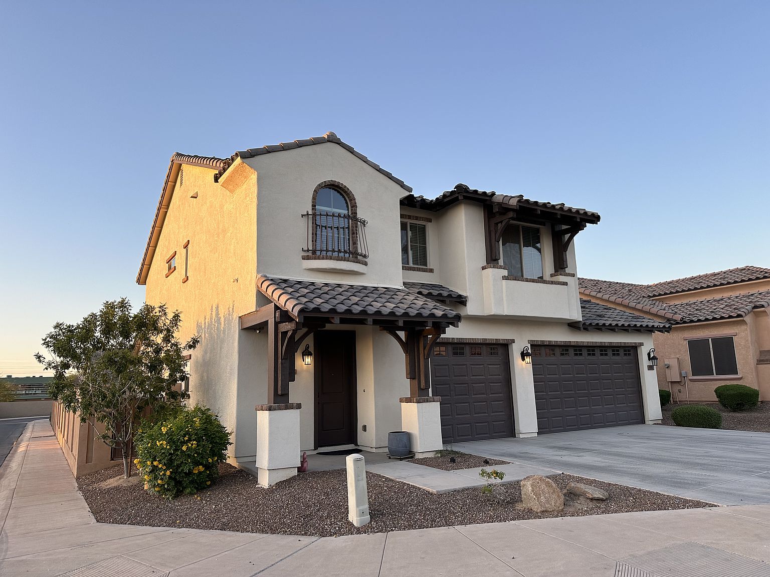 洋書 Hometown Almamac&Directory 8528 W Rancho Dr, Glendale, AZ 85305 | Zillow