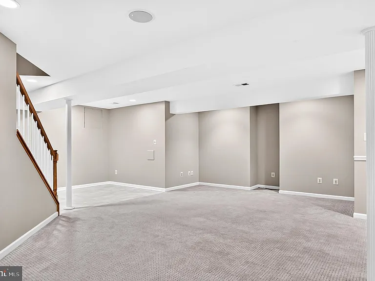2207 Frank St — Photo 47