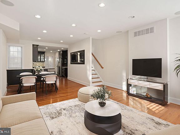 3rd image of 2239 Carpenter St