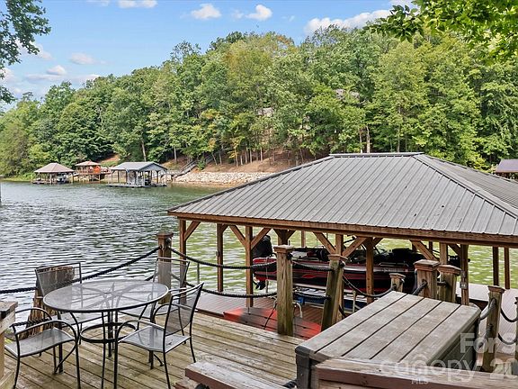 2nd image of 121 Creek Cove Ln