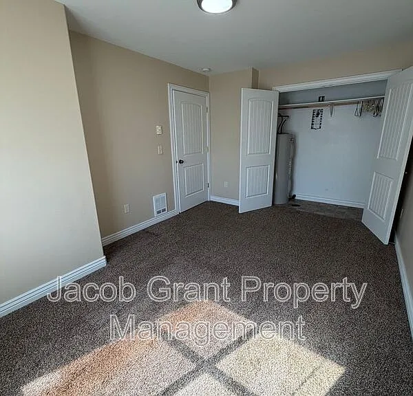 245 Opal Ct #2E — Photo 4
