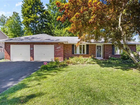 689 Maple Dr, Webster, NY 14580