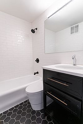 5th image of 25 E 67th St APT 3D