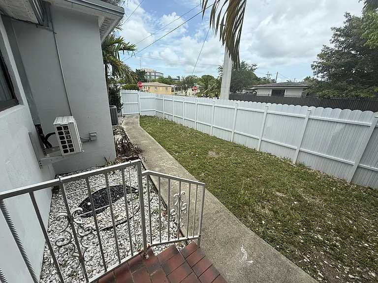 2900 SW 23rd St #2 — Photo 10