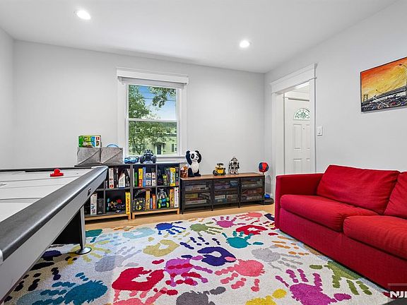 5th image of 186 Midwood Road