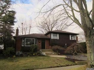 17 Vista Rd, Plainview, NY 11803