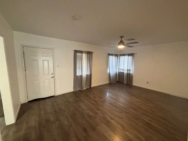 320 N Imperial Ave — Photo 2