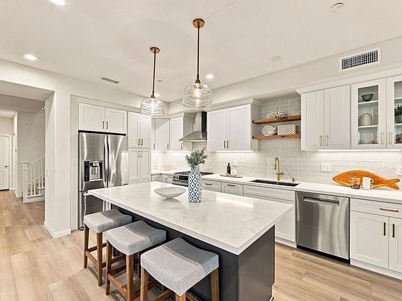 3rd image of 4792 Beachwood Ct