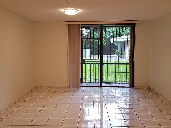 4th image of 9682 Fontainebleau Blvd APT 109