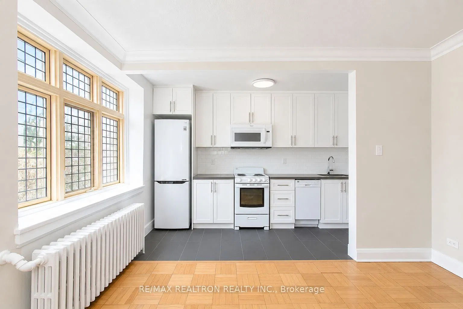 394 Avenue Rd — Photo 3