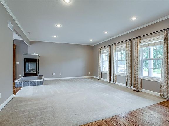 3rd image of 917 Paw Paw Ln