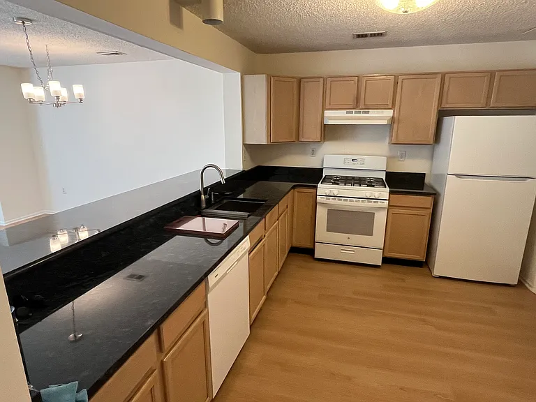 28 Madison Ct — Photo 1