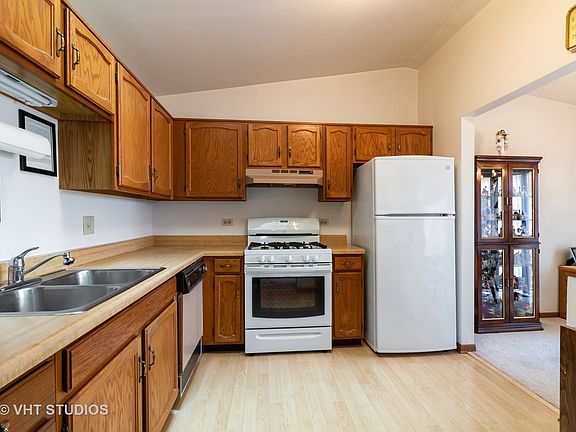 3rd image of 966 Cross Creek Dr N APT B2