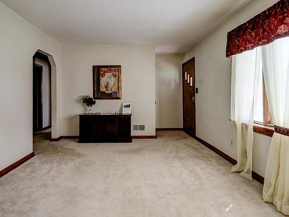3rd image of 2526 Dorchester Dr NW