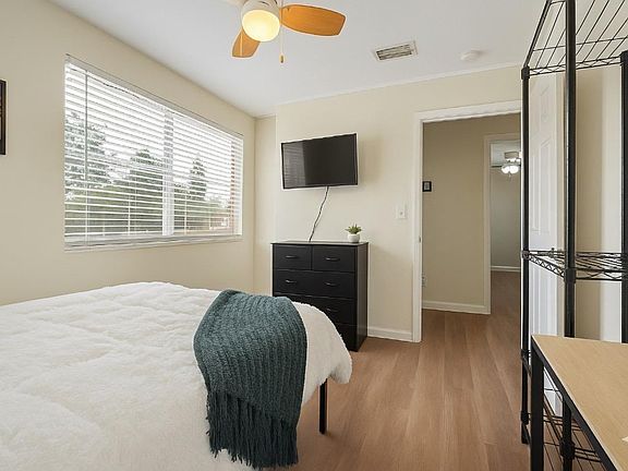 Bright full room with TV, dresser & natural light clean, cozy living in Jacksonville, FL