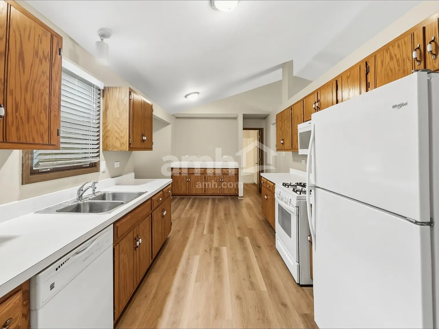 3 bed, 2.0 bath, 1525 sqft, $2,585 — Photo 3
