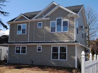 30 Bishop Ln, Hicksville, NY 11801