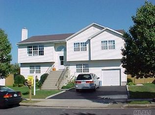 49 Clifton St, Farmingdale, NY 11735
