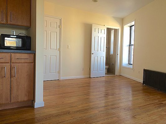 3rd image of 538 Graham Ave APT 2R