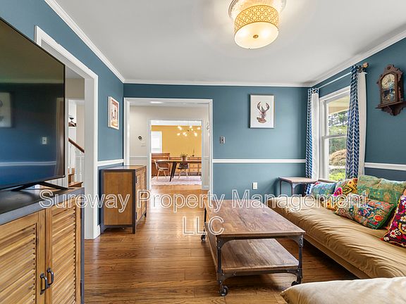 4th image of 100 Westwood Hl W