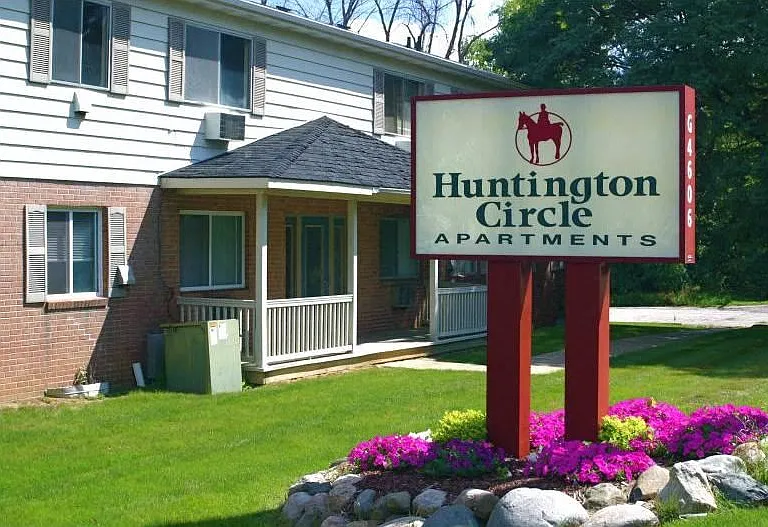 Huntington Circle — Photo 1