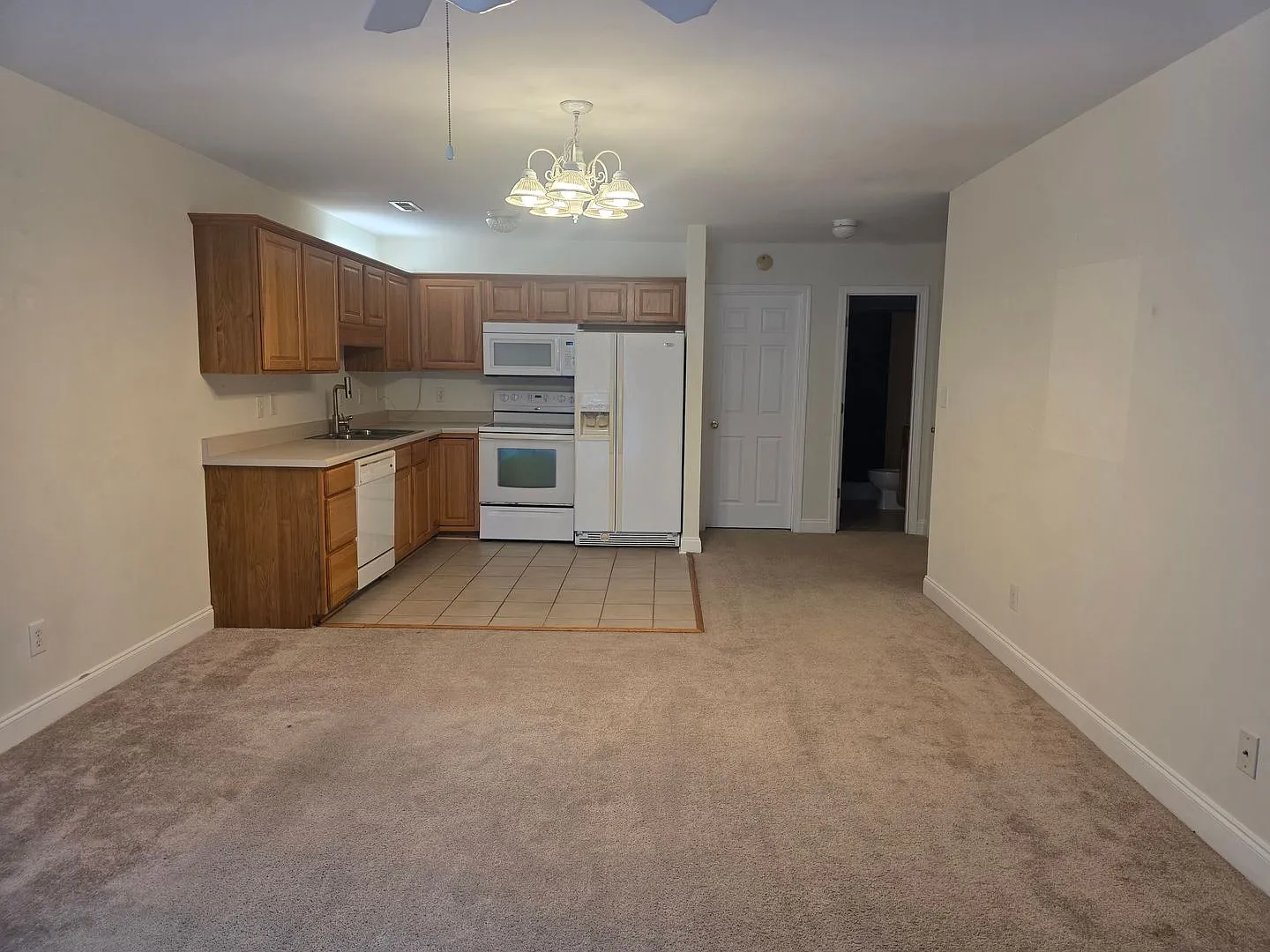 3 Bedroom, 3 Bath Unit. Townhouse with Garage. — Photo 3