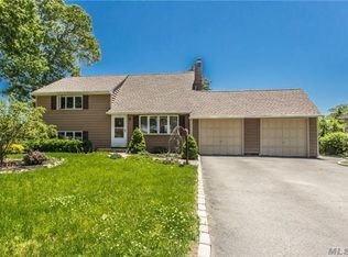 742 Freedom St, Babylon, NY 11702