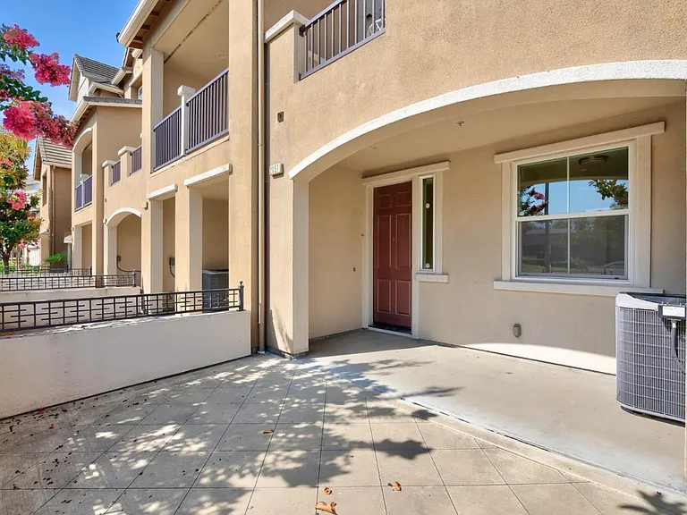 2051 Oakland Rd — Photo 2